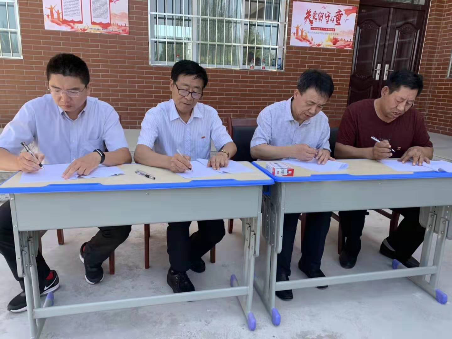 与小塘村定向捐赠扶贫项目签约仪式在兴庆区月牙湖乡小塘村村部举行