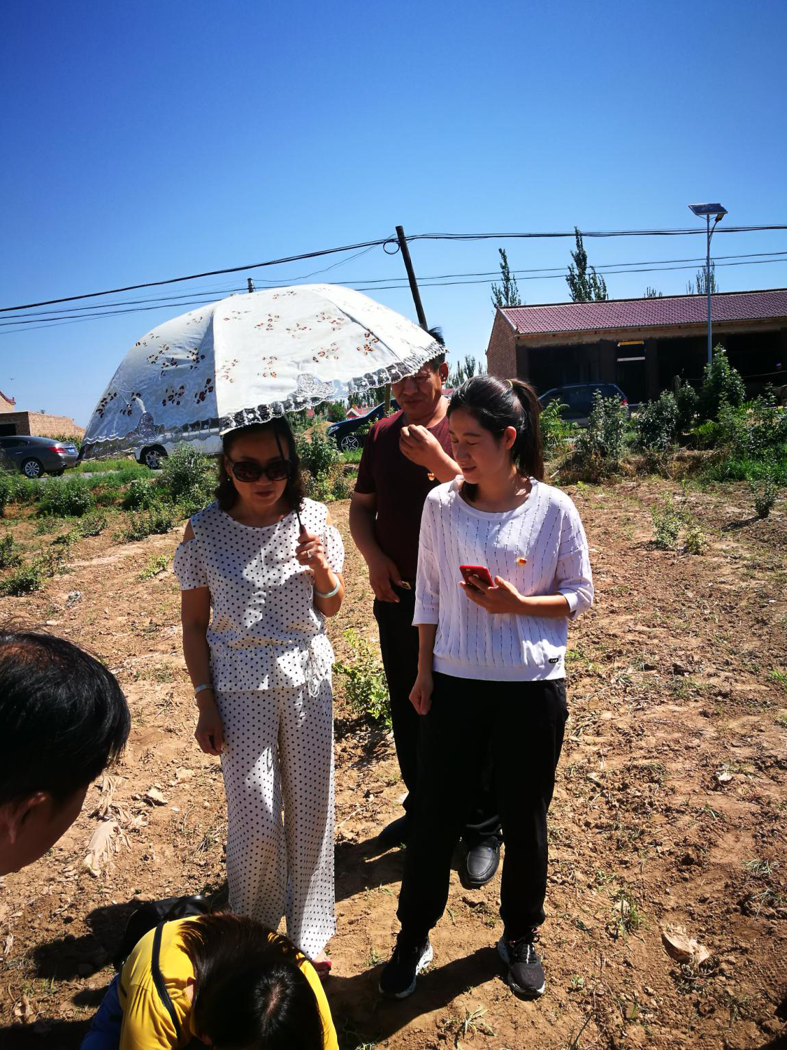 与小塘村定向捐赠扶贫项目签约仪式在兴庆区月牙湖乡小塘村村部举行